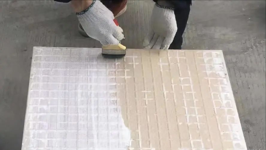 昆明瓷磚膠廠家告訴您，搞錯了！原來瓷磚背膠不是越粘手越好??！
