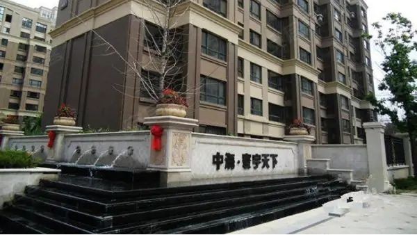 昆明·中?！ゅ居钐煜?外墻膩子施工案例