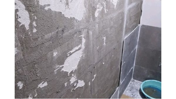 衛(wèi)生間瓷磚大片空鼓脫落！可不一定是防水的問(wèn)題……